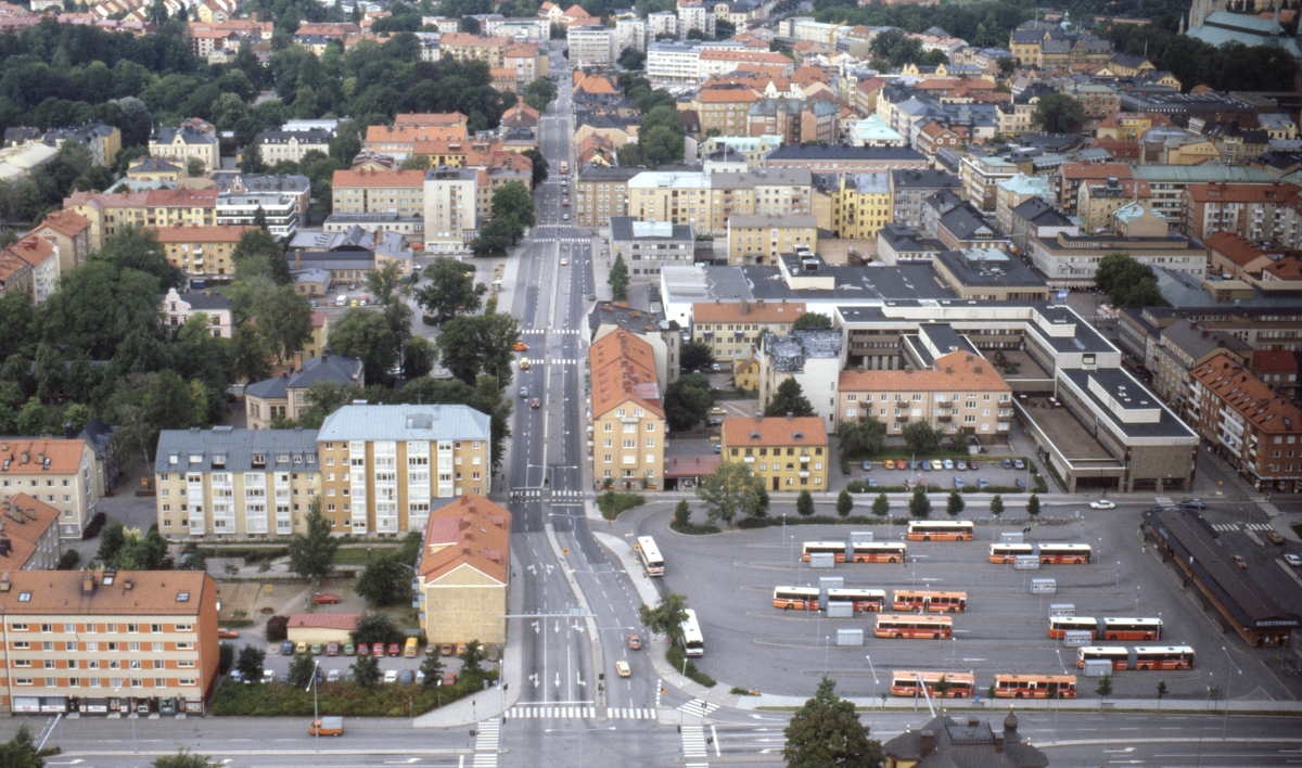Flygvy över centrala delar av Linköping. Drottningatan i mitten av bilden. Längst ned Hamngatan med busscentral.