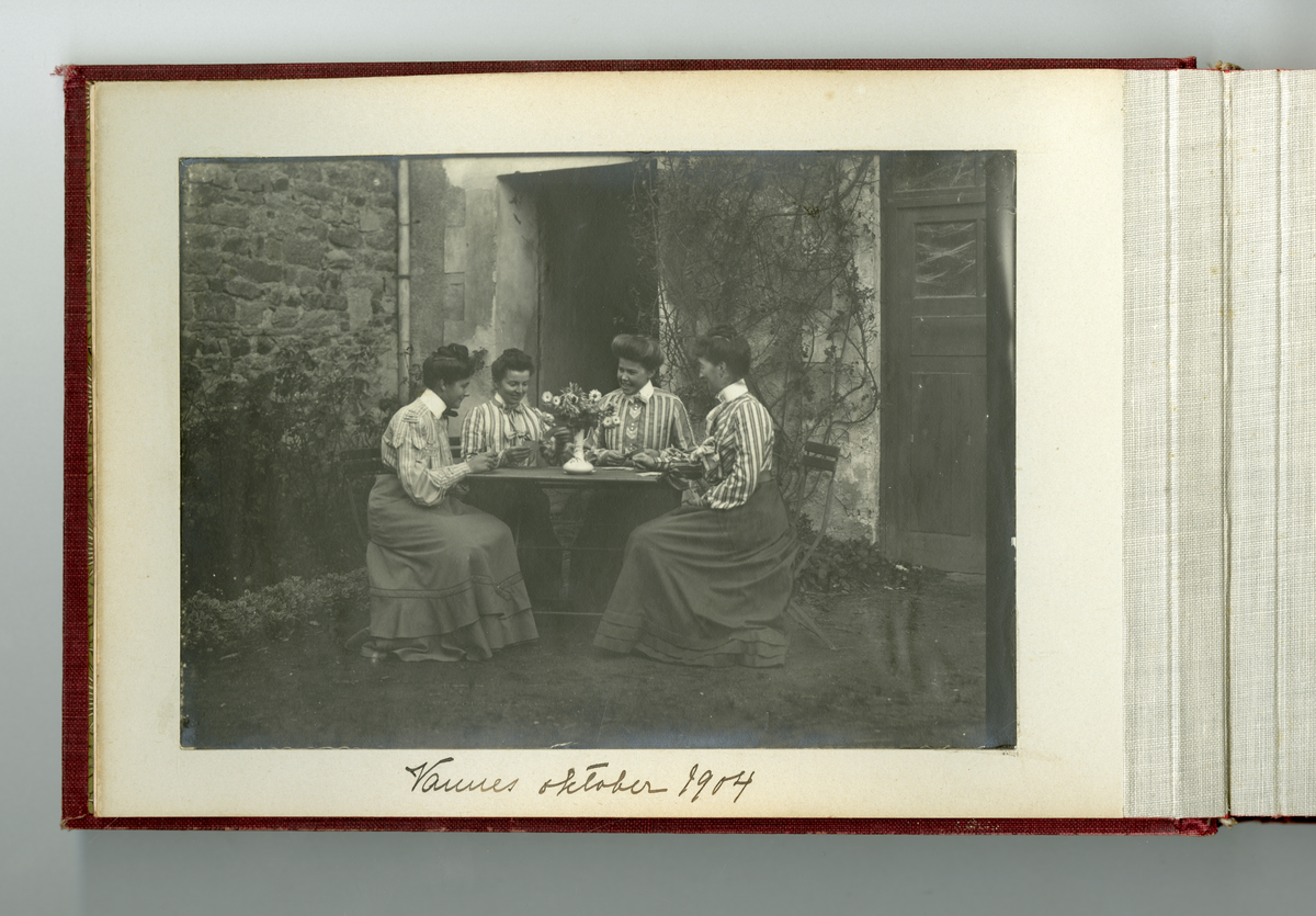 Fotoalbum tilhørende familien Aall på Ulefos hovedgård (Ulefos, Telemark). 

Fotoalbum med bilder av familieliv, reiser, Ulefos hovedgård, familien Aall, hjem, utland,  vinter, jul, vennskap, skøyter, dans, m.m.