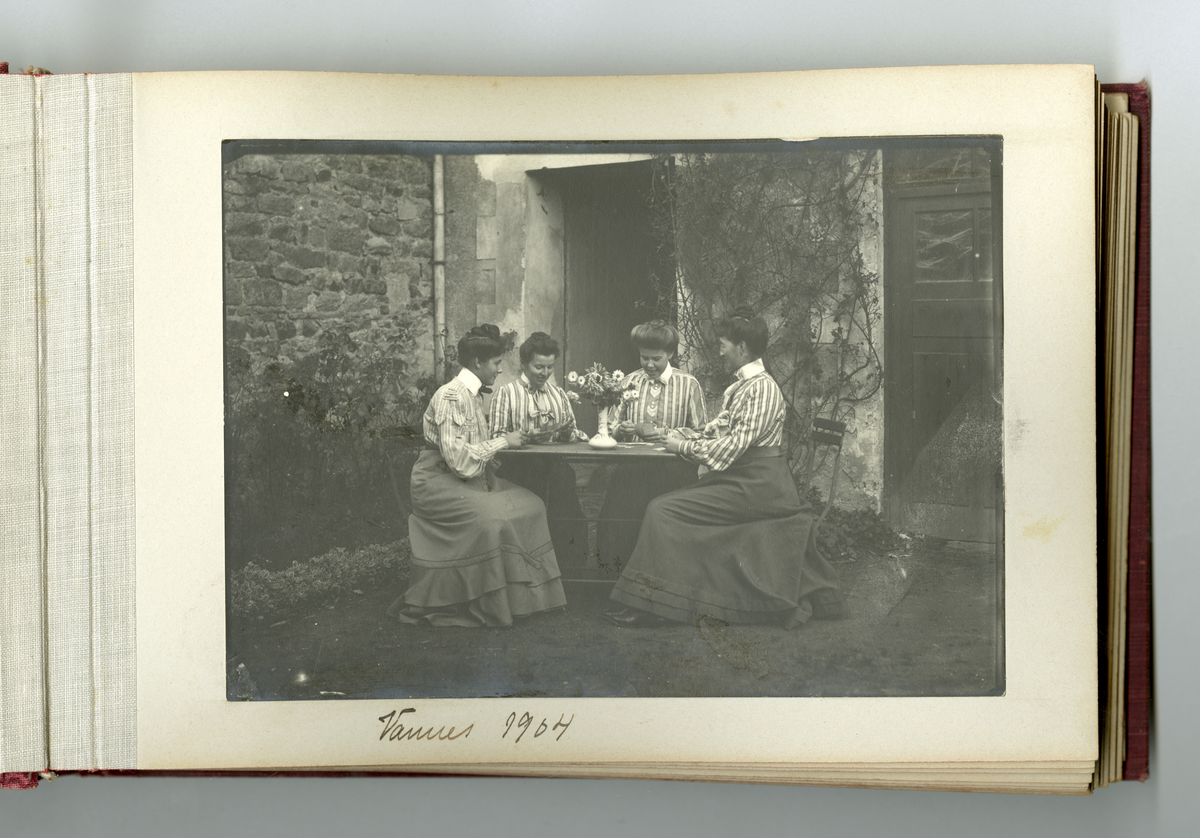 Fotoalbum tilhørende familien Aall på Ulefos hovedgård (Ulefos, Telemark). 

Fotoalbum med bilder av familieliv, reiser, Ulefos hovedgård, familien Aall, hjem, utland,  vinter, jul, vennskap, skøyter, dans, m.m.