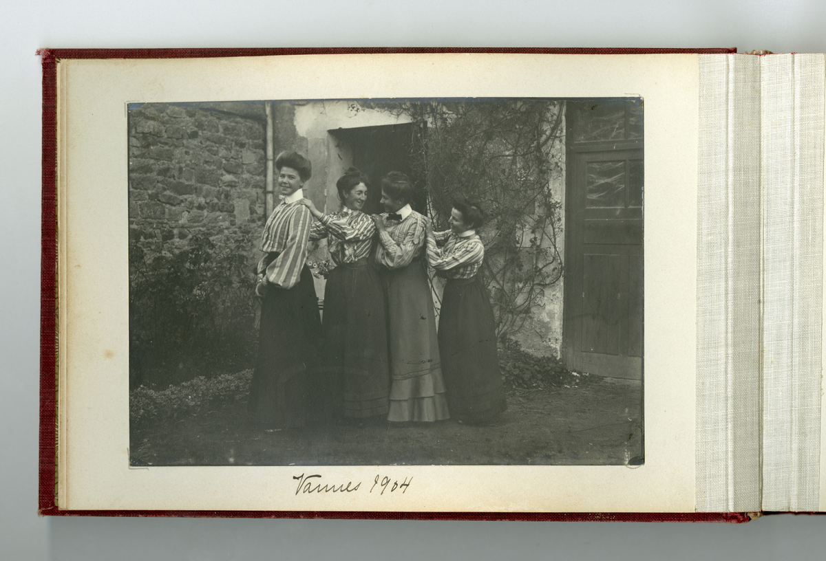 Fotoalbum tilhørende familien Aall på Ulefos hovedgård (Ulefos, Telemark). 

Fotoalbum med bilder av familieliv, reiser, Ulefos hovedgård, familien Aall, hjem, utland,  vinter, jul, vennskap, skøyter, dans, m.m.