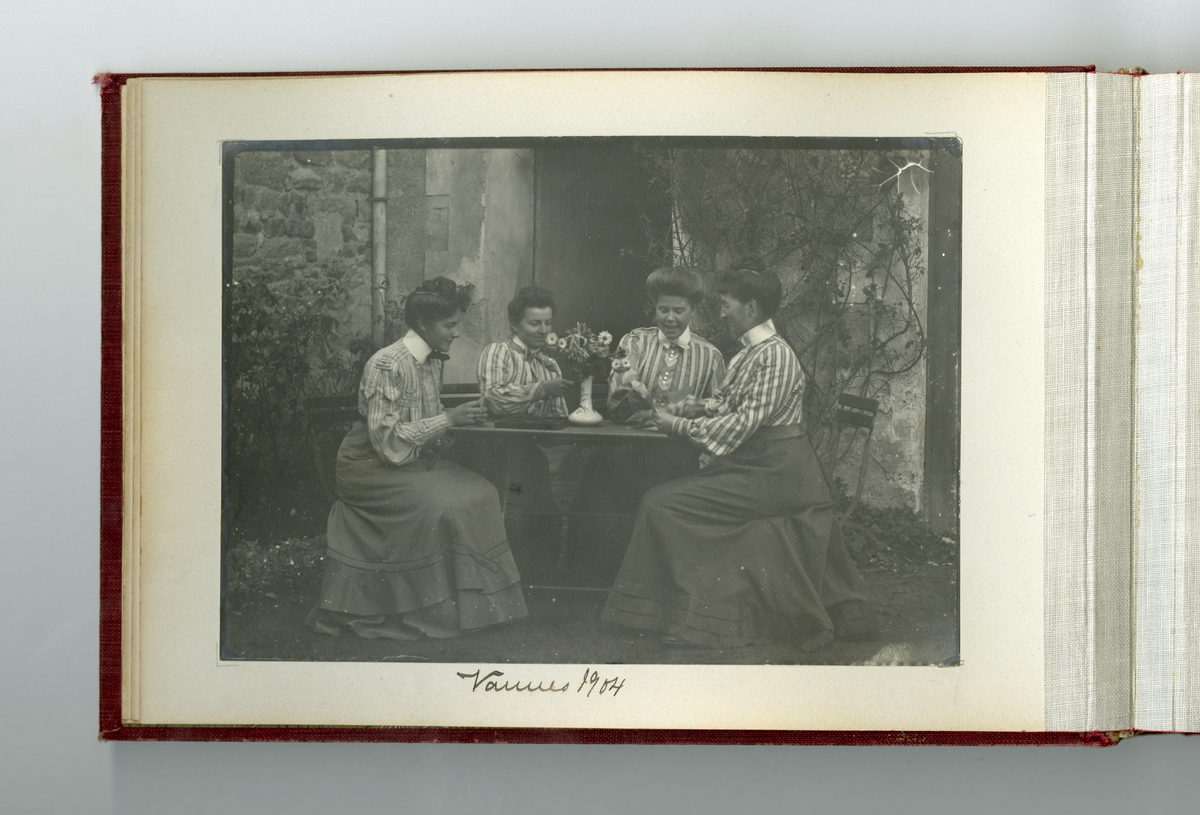 Fotoalbum tilhørende familien Aall på Ulefos hovedgård (Ulefos, Telemark). 

Fotoalbum med bilder av familieliv, reiser, Ulefos hovedgård, familien Aall, hjem, utland,  vinter, jul, vennskap, skøyter, dans, m.m.