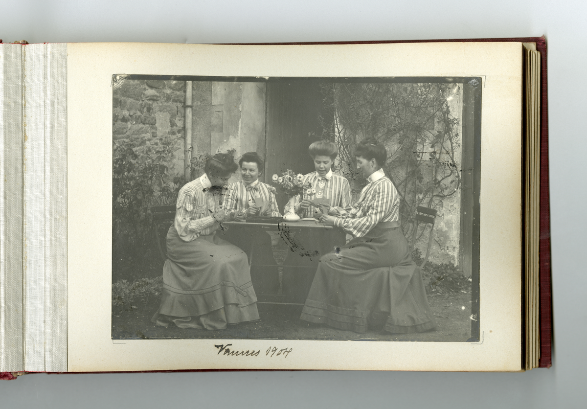 Fotoalbum tilhørende familien Aall på Ulefos hovedgård (Ulefos, Telemark). 

Fotoalbum med bilder av familieliv, reiser, Ulefos hovedgård, familien Aall, hjem, utland,  vinter, jul, vennskap, skøyter, dans, m.m.