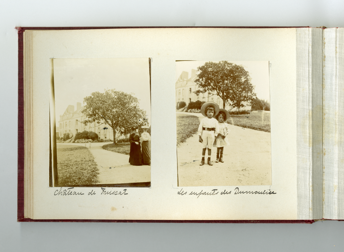 Fotoalbum tilhørende familien Aall på Ulefos hovedgård (Ulefos, Telemark). 

Fotoalbum med bilder av familieliv, reiser, Ulefos hovedgård, familien Aall, hjem, utland,  vinter, jul, vennskap, skøyter, dans, m.m.