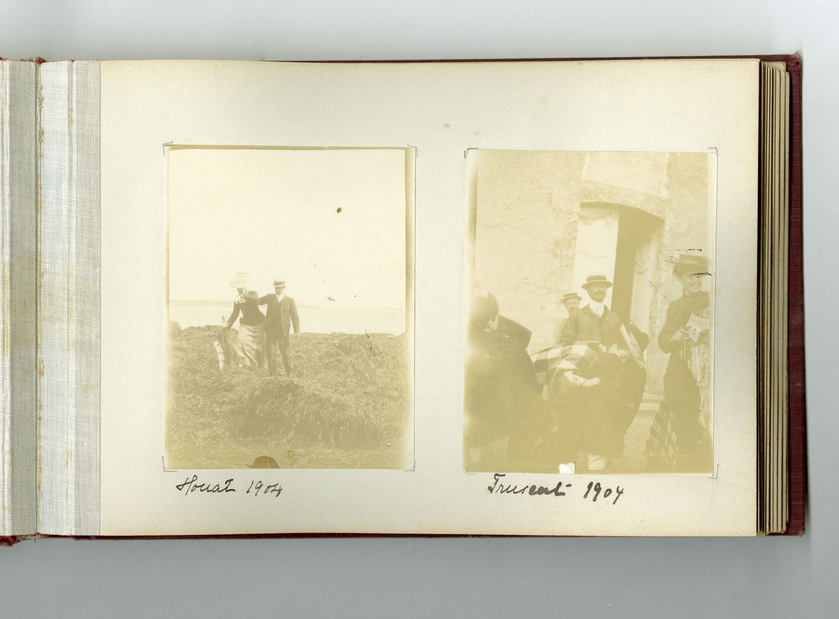 Fotoalbum tilhørende familien Aall på Ulefos hovedgård (Ulefos, Telemark). 

Fotoalbum med bilder av familieliv, reiser, Ulefos hovedgård, familien Aall, hjem, utland,  vinter, jul, vennskap, skøyter, dans, m.m.