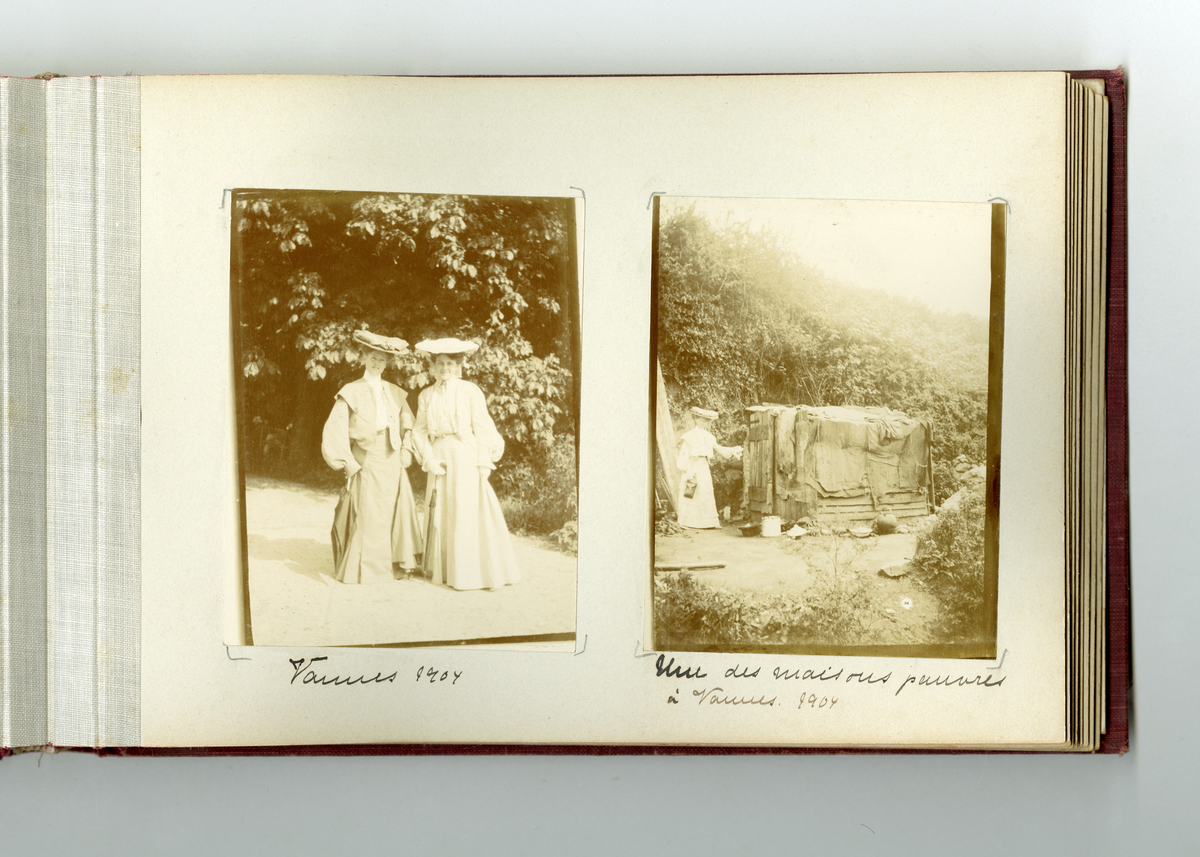 Fotoalbum tilhørende familien Aall på Ulefos hovedgård (Ulefos, Telemark). 

Fotoalbum med bilder av familieliv, reiser, Ulefos hovedgård, familien Aall, hjem, utland,  vinter, jul, vennskap, skøyter, dans, m.m.