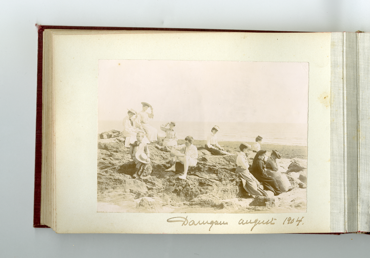 Fotoalbum tilhørende familien Aall på Ulefos hovedgård (Ulefos, Telemark). 

Fotoalbum med bilder av familieliv, reiser, Ulefos hovedgård, familien Aall, hjem, utland,  vinter, jul, vennskap, skøyter, dans, m.m.