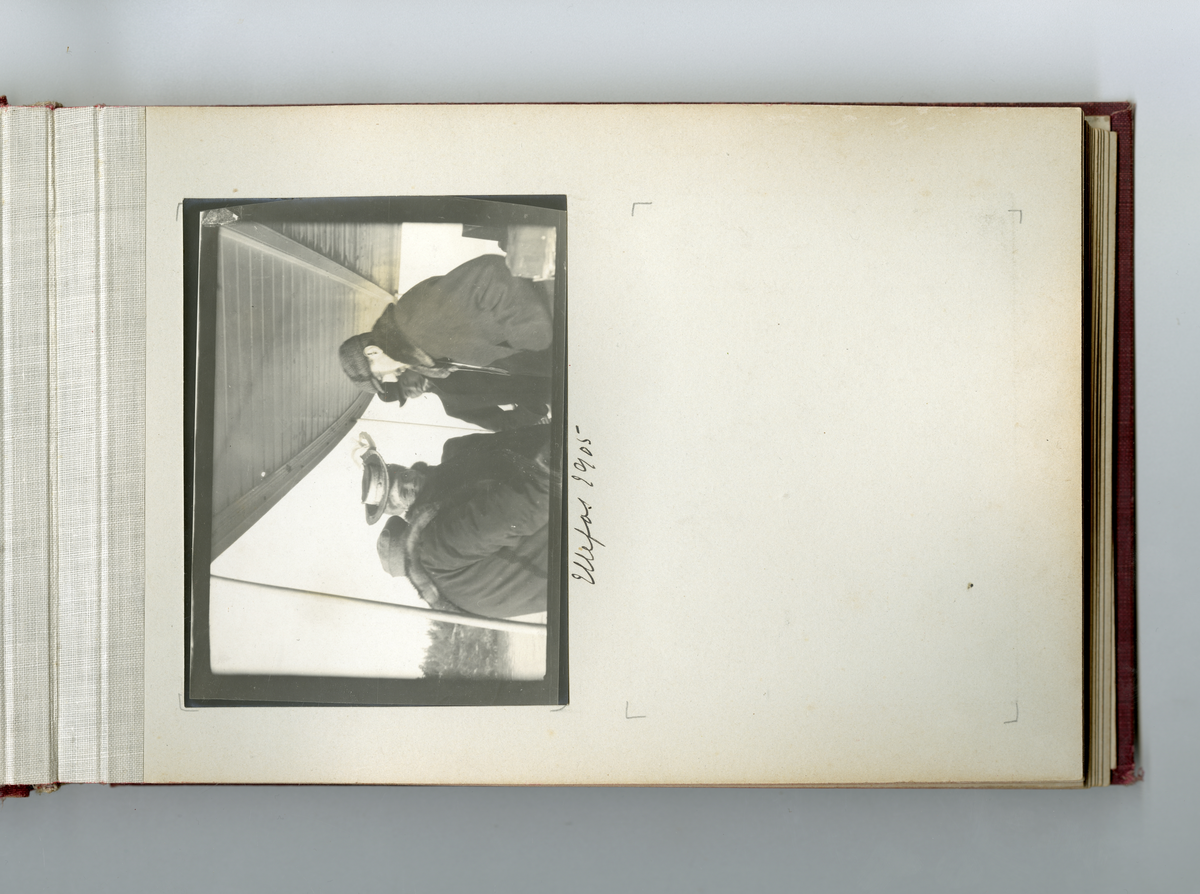 Fotoalbum tilhørende familien Aall på Ulefos hovedgård (Ulefos, Telemark). 

Fotoalbum med bilder av familieliv, reiser, Ulefos hovedgård, familien Aall, hjem, utland,  vinter, jul, vennskap, skøyter, dans, m.m.