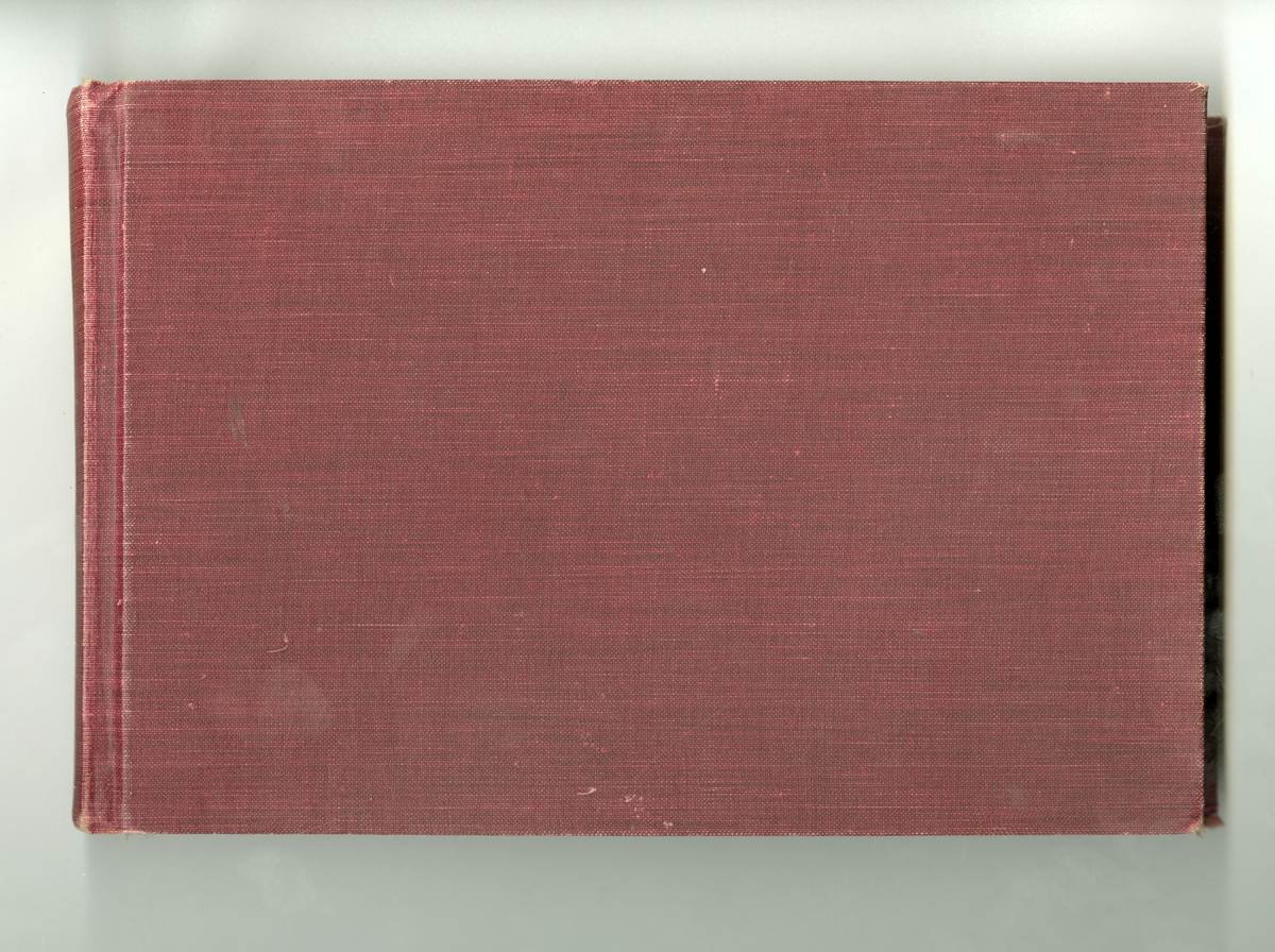 Fotoalbum tilhørende familien Aall på Ulefos hovedgård (Ulefos, Telemark). 

Fotoalbum med bilder av familieliv, reiser, Ulefos hovedgård, familien Aall, hjem, utland,  vinter, jul, vennskap, skøyter, dans, m.m.