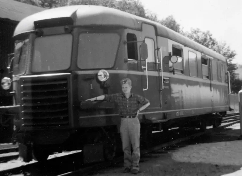 Per Bøgwald foran dieselmotorvogn Bmdo 87 05 på Flekkefjord stasjon i 1956 eller 1957. JMF-PB-283