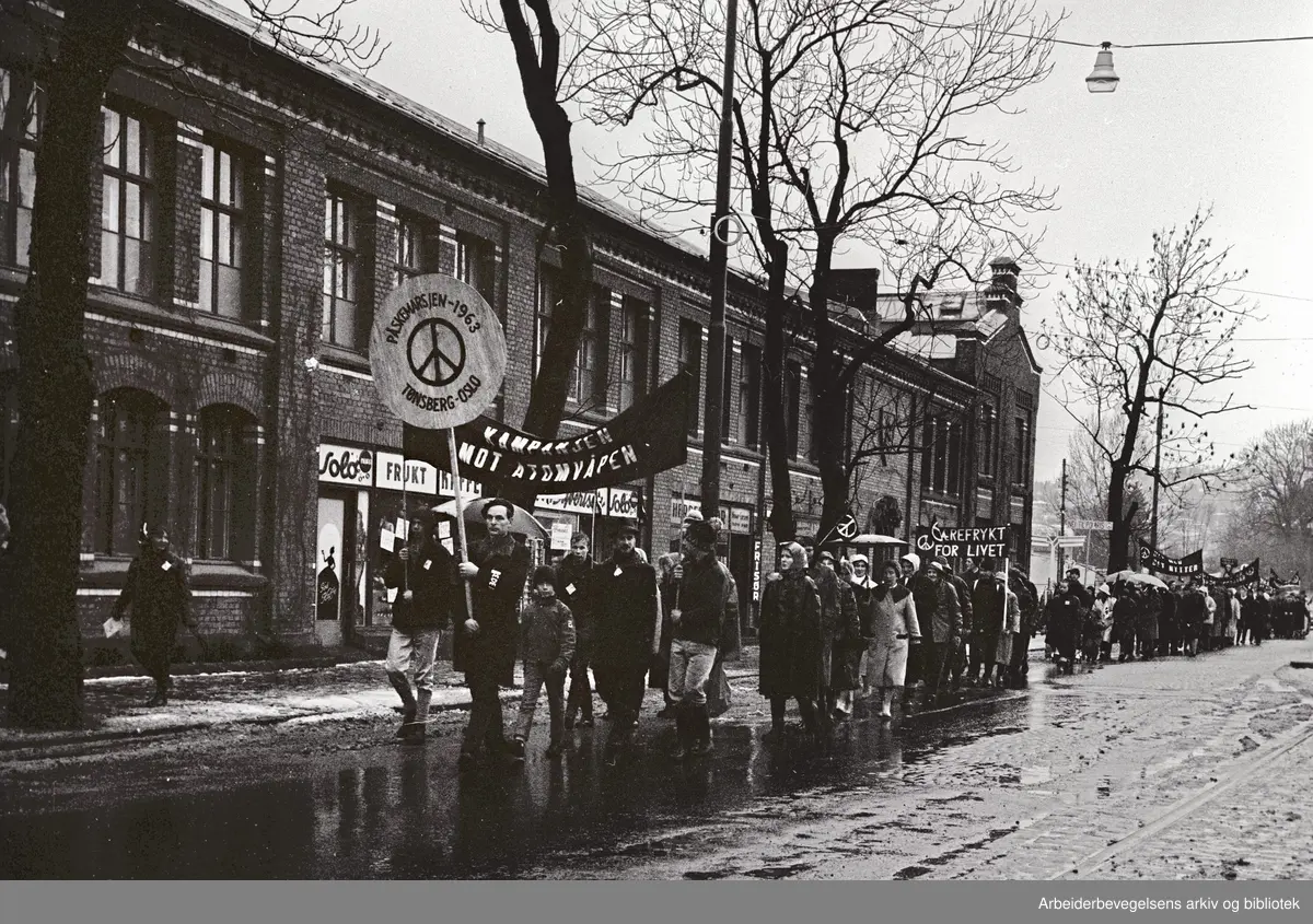 Demonstrasjon mot atomvåpen. Atommarsj arrangert i Oslo april 1963.