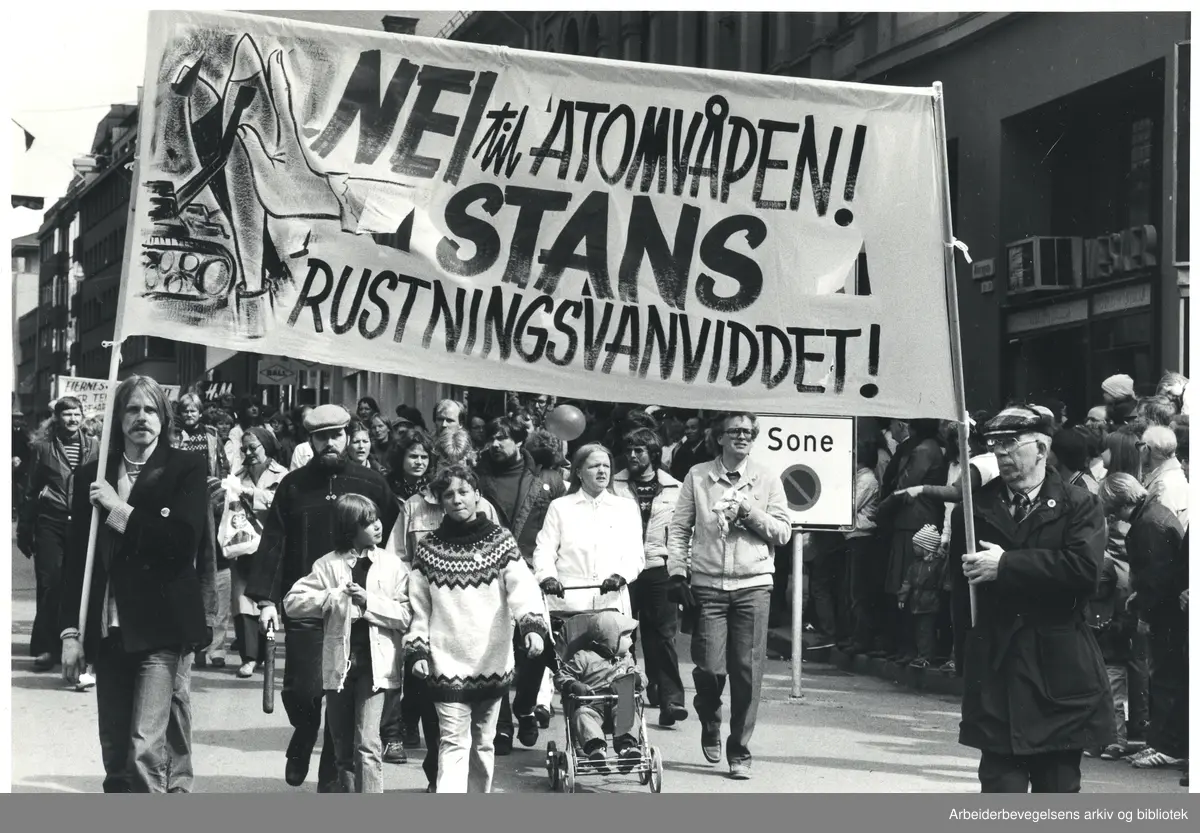 1. mai 1982, Oslo. Parole: Nei til atomvåpen! Stans rustningsvannviddet! Bildetekst fra avisen: Arbeidet for fred og nedrustning fikk støtte over hele landet 1. mai.