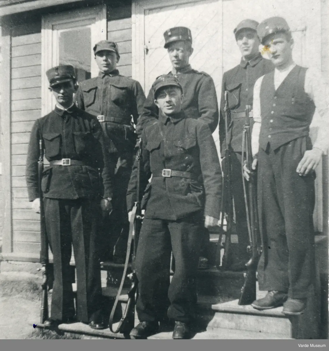 Beredskapsvakter på trappa til kommandantboligen på Vardøhus Festning våren 1940