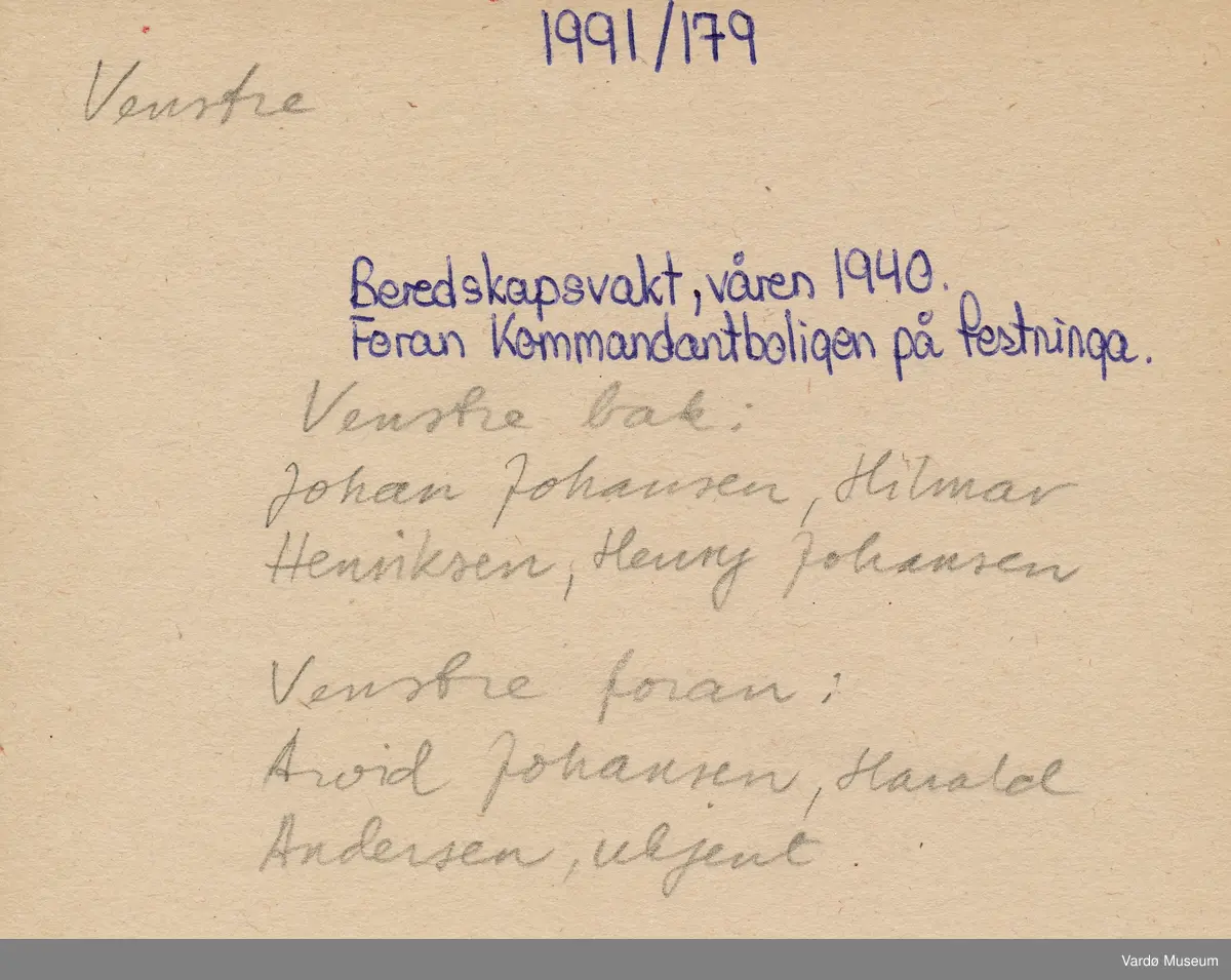 Beredskapsvakter på trappa til kommandantboligen på Vardøhus Festning våren 1940