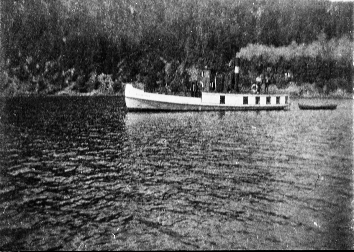 Båten Bundefjord trekker tømmer på Mjøsa nord for Gjøvik 1937. Mannskapet: Adolf Malerstuen, Thorleif Malerestuen, Reidar Andersen, Evald Panengstuen.