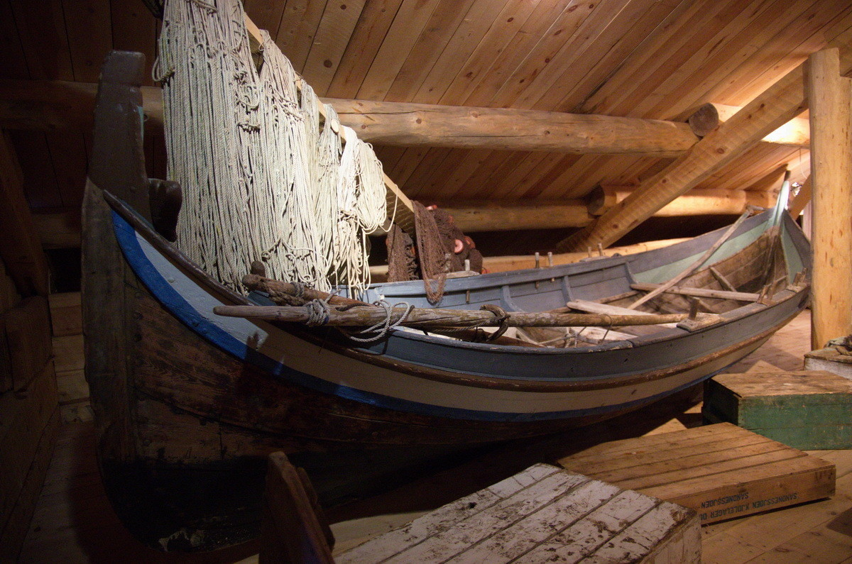 Klinkbygd nordlandsbåt med 5 bordganger. Behandla med tjære og linolje.
Rekke malt lyseblå og grønn. 
Båten er rigga for råseil. Med utstyr tofter, plikter, årer og styrvoll og ror. Båten er bygd av gran.

Type båt: Nordlandsbåt, Bygd på Hemnes berget eller i Korgen
Størrelse: Hundromsfæring
Byggeår: ca 1890- 1900
Røyslengde: 7alen 21 tommer - 4,62 m
Totallengde: 5 m 62 cm
Største bredde: 1,38 m

Bredde på ripa ved hammelbandet:	46 tommer	- 1,20 m
Bredde  på ripa i midtirommet:	52 3/4 tomme	- 1,38 m
Bredde på ripa ved frambandet: 49 1/2 tommer	- 1,30 m

Bredde i botnet ved hammelbandet: 19 3/4 tomme	- 51,5 cm
Bredde i botnet i midtirommet:	25 ½ tomme	- 67 cm
Bredde i botnet ved frambandet: 22 tommer	- 57,5 cm

Høyde rembord, lyrodd og stevntopp bak: 37 3/4 tomme	- 99,2 cm
Høyde rembord, lyrodd og stevntopp fram: 38 tomme	- 99,5 cm

Høyde halsbord og rembord på stevnet bak: 25 1/4 tomme	- 66 cm
Høyde halsbord og rembord på stevnet fram: 26 tomme	- 68 cm

Bakskott: 2 alen 1 5/8 tomme - 130 cm
Total romlengde: 3 alen 19 tommer - 238 cm
Framskott: 2 alen – 125,5 cm