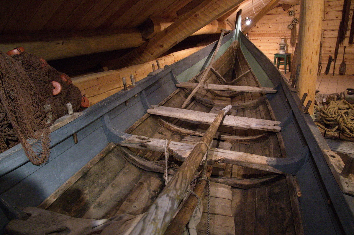 Klinkbygd nordlandsbåt med 5 bordganger. Behandla med tjære og linolje.
Rekke malt lyseblå og grønn. 
Båten er rigga for råseil. Med utstyr tofter, plikter, årer og styrvoll og ror. Båten er bygd av gran.

Type båt: Nordlandsbåt, Bygd på Hemnes berget eller i Korgen
Størrelse: Hundromsfæring
Byggeår: ca 1890- 1900
Røyslengde: 7alen 21 tommer - 4,62 m
Totallengde: 5 m 62 cm
Største bredde: 1,38 m

Bredde på ripa ved hammelbandet:	46 tommer	- 1,20 m
Bredde  på ripa i midtirommet:	52 3/4 tomme	- 1,38 m
Bredde på ripa ved frambandet: 49 1/2 tommer	- 1,30 m

Bredde i botnet ved hammelbandet: 19 3/4 tomme	- 51,5 cm
Bredde i botnet i midtirommet:	25 ½ tomme	- 67 cm
Bredde i botnet ved frambandet: 22 tommer	- 57,5 cm

Høyde rembord, lyrodd og stevntopp bak: 37 3/4 tomme	- 99,2 cm
Høyde rembord, lyrodd og stevntopp fram: 38 tomme	- 99,5 cm

Høyde halsbord og rembord på stevnet bak: 25 1/4 tomme	- 66 cm
Høyde halsbord og rembord på stevnet fram: 26 tomme	- 68 cm

Bakskott: 2 alen 1 5/8 tomme - 130 cm
Total romlengde: 3 alen 19 tommer - 238 cm
Framskott: 2 alen – 125,5 cm