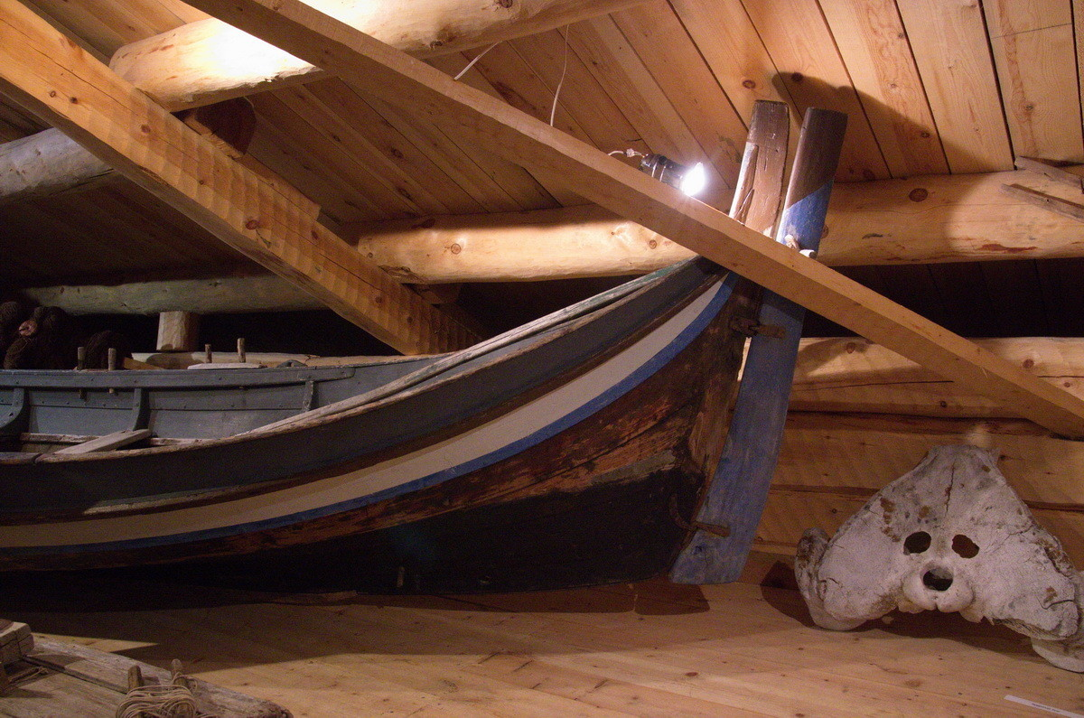 Klinkbygd nordlandsbåt med 5 bordganger. Behandla med tjære og linolje.
Rekke malt lyseblå og grønn. 
Båten er rigga for råseil. Med utstyr tofter, plikter, årer og styrvoll og ror. Båten er bygd av gran.

Type båt: Nordlandsbåt, Bygd på Hemnes berget eller i Korgen
Størrelse: Hundromsfæring
Byggeår: ca 1890- 1900
Røyslengde: 7alen 21 tommer - 4,62 m
Totallengde: 5 m 62 cm
Største bredde: 1,38 m

Bredde på ripa ved hammelbandet:	46 tommer	- 1,20 m
Bredde  på ripa i midtirommet:	52 3/4 tomme	- 1,38 m
Bredde på ripa ved frambandet: 49 1/2 tommer	- 1,30 m

Bredde i botnet ved hammelbandet: 19 3/4 tomme	- 51,5 cm
Bredde i botnet i midtirommet:	25 ½ tomme	- 67 cm
Bredde i botnet ved frambandet: 22 tommer	- 57,5 cm

Høyde rembord, lyrodd og stevntopp bak: 37 3/4 tomme	- 99,2 cm
Høyde rembord, lyrodd og stevntopp fram: 38 tomme	- 99,5 cm

Høyde halsbord og rembord på stevnet bak: 25 1/4 tomme	- 66 cm
Høyde halsbord og rembord på stevnet fram: 26 tomme	- 68 cm

Bakskott: 2 alen 1 5/8 tomme - 130 cm
Total romlengde: 3 alen 19 tommer - 238 cm
Framskott: 2 alen – 125,5 cm