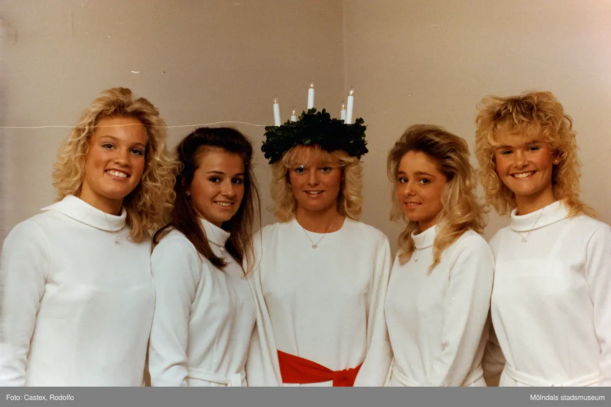 Porträtt av Mölndals Lucia tillsammans med luciatärnorna i december 1985.