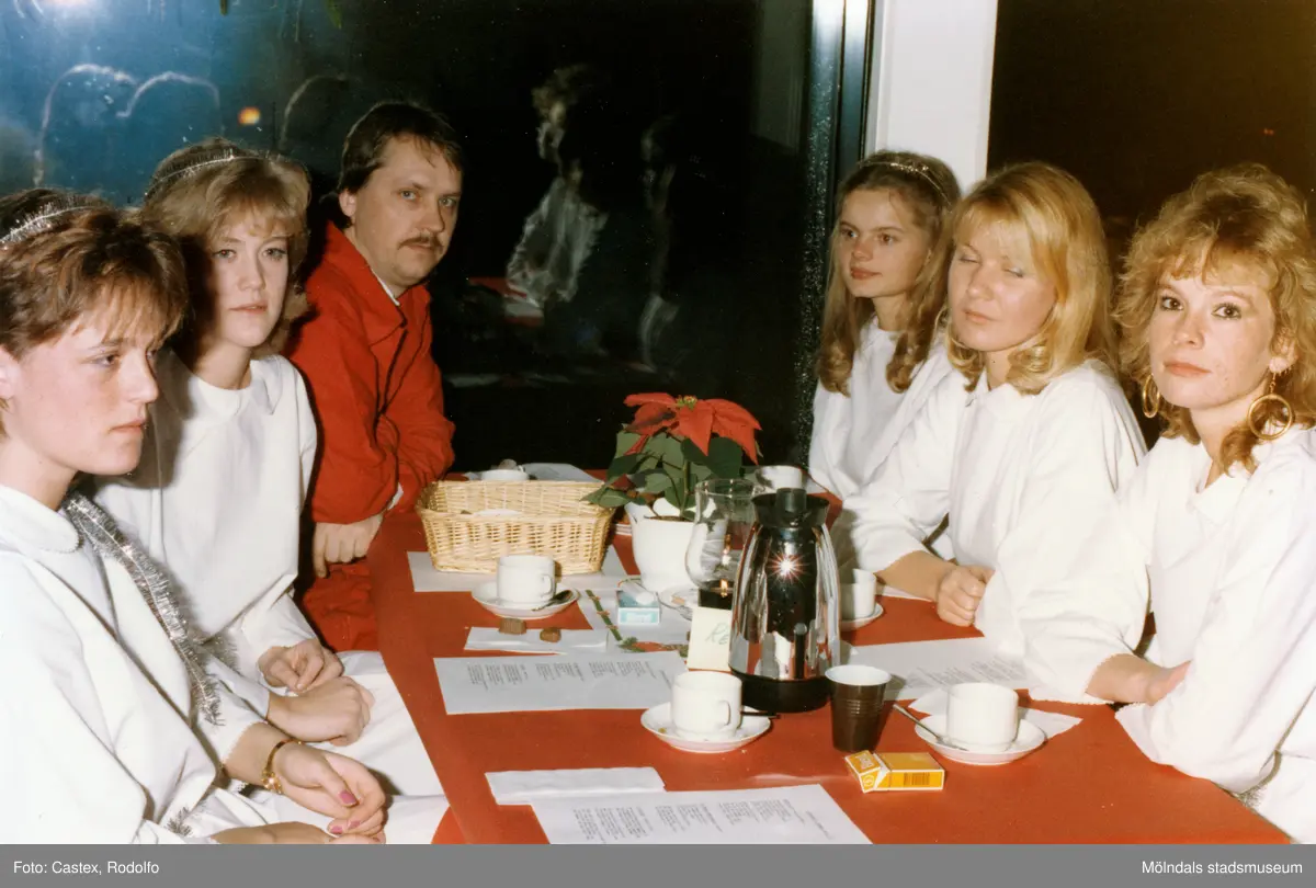 Luciafirande på företaget Kodak i Brottkärr, Göteborg, den 13 december 1985. Lucia, tärnorna och tomten sitter vid ett bord.