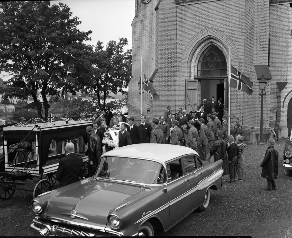 Begravelse i Kragerø kirke ved Prest Ivar Glette. Heimvernet sterkt representert. Sørensen sitter foran på bårevogna og styrer hesten.   Slutten av 1950-tallet