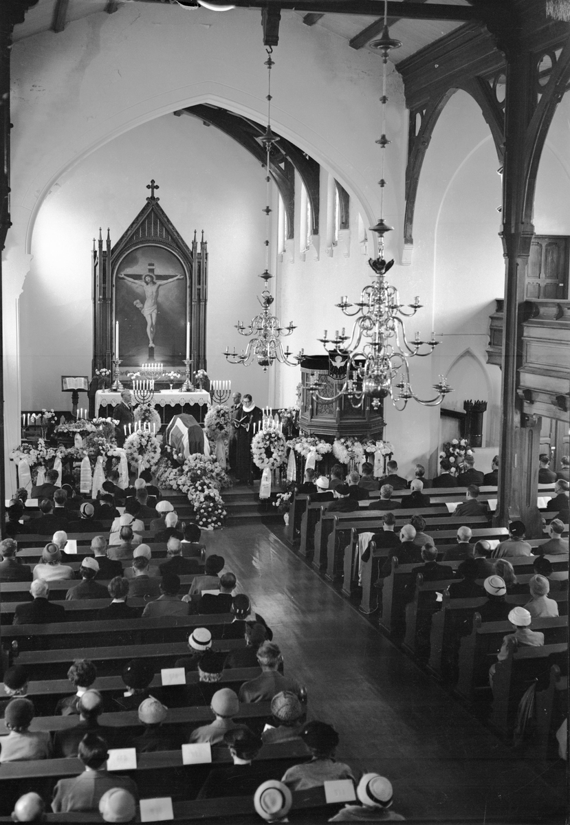 Begravelse i Kragerø kirke ved Prest Ivar Glette. Heimvernet sterkt representert. Sørensen sitter foran på bårevogna og styrer hesten.   Slutten av 1950-tallet