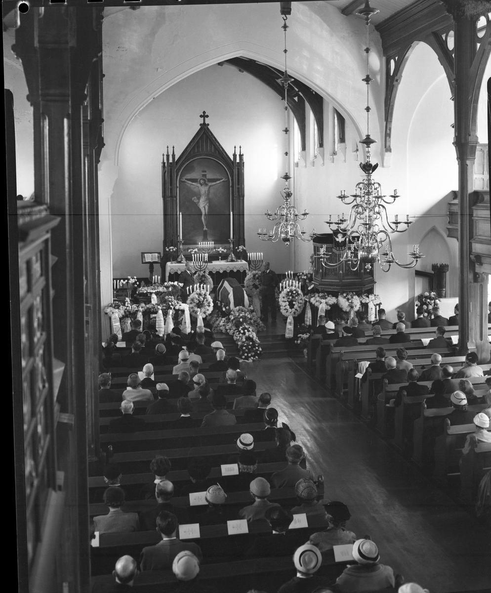 Begravelse i Kragerø kirke ved Prest Ivar Glette. Heimvernet sterkt representert. Sørensen sitter foran på bårevogna og styrer hesten.   Slutten av 1950-tallet