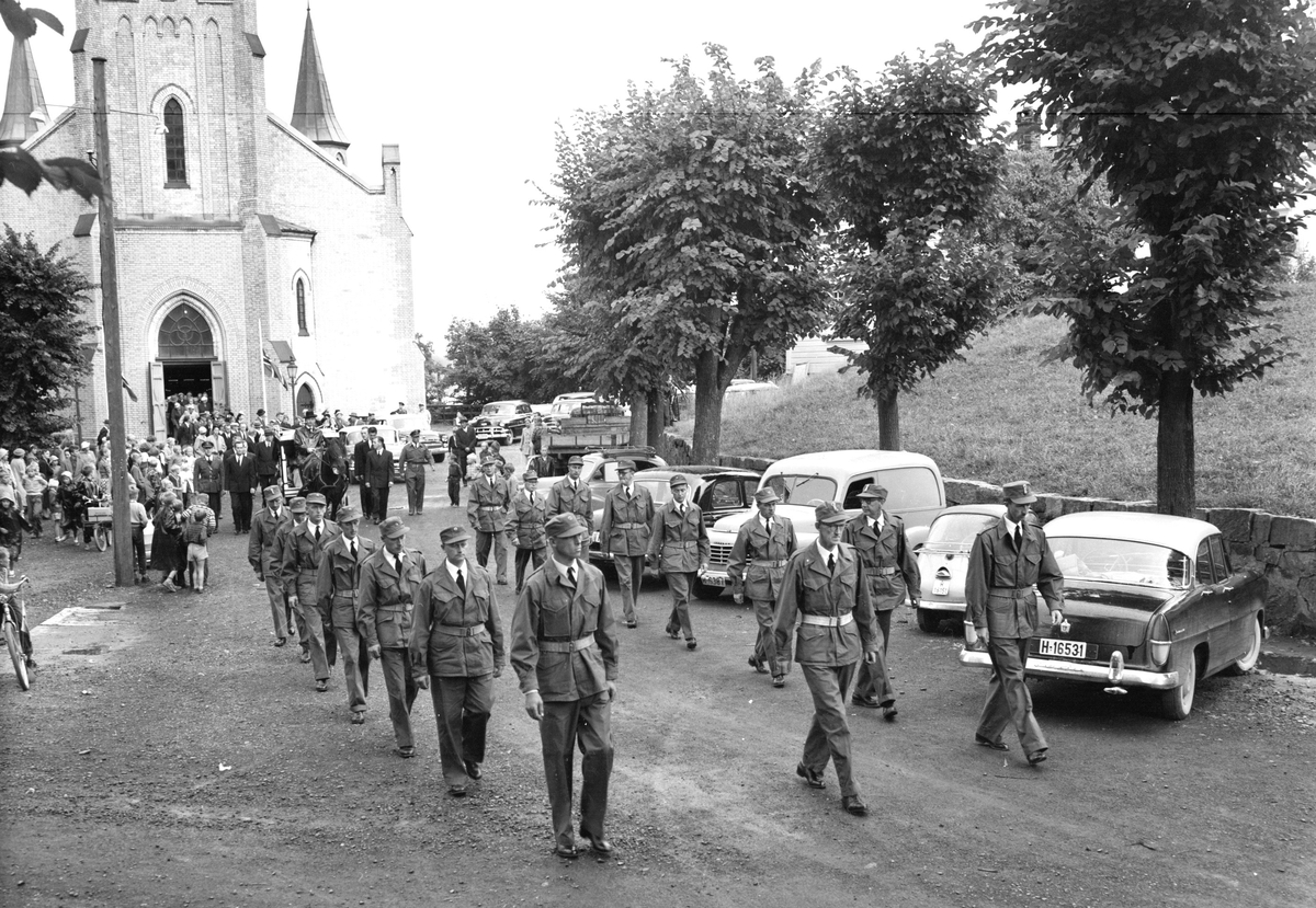 Begravelse i Kragerø kirke ved Prest Ivar Glette. Heimvernet sterkt representert. Sørensen sitter foran på bårevogna og styrer hesten.   Slutten av 1950-tallet