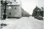 Västerås, Centrum, kv. Julius.
Gatuparti Utanbygatan mot väster. 1975.