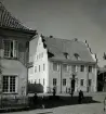 Dahmska huset. T.v. skymtar gamla biskopshuset från 1600-talet, som 1950 restaurerats i det inre.