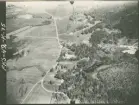 Flygbild av Asa kyrka tagen den 30 juni 1942.

Tillhörande bildrapport, övningsbild från Flygkrigsskolan, F 5.