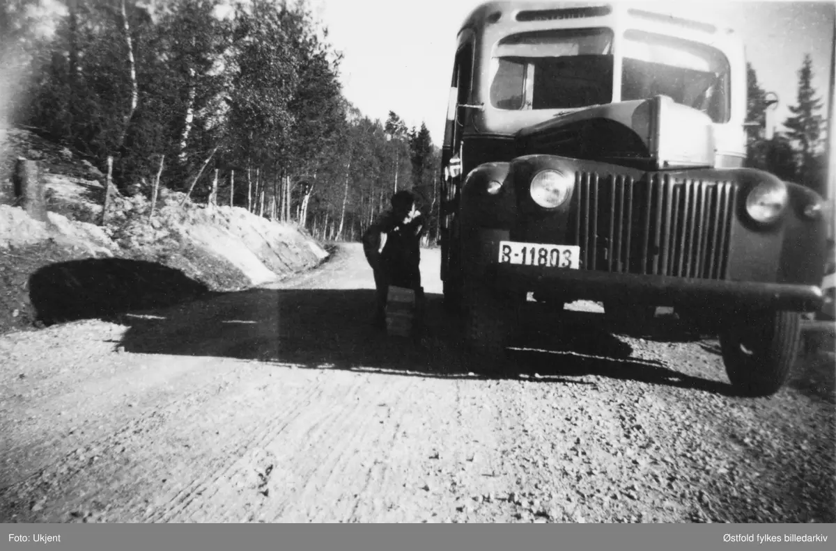 Bokbussen fra Østfold sentralbibliotek, ukjent sted i Østfold, 1948. 
Bilkjennetegn B-11803.  
Denne bussen ble tatt i bruk i 1948. Solgt til Vestfold i 1953 og erstattet av ny buss med samme nummer i 1954. I sommersesongen ble den lånt ut til Turbilkontoret og brukt som turbuss (GeirMIdttun 2024)