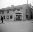 Hantverkaregatan i Linköping 1938 och personal från Östergötlands museum var där för att dokumentera miljön före planerad sanering. Vy från Stora torget.