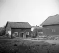 Från biskopens bakgårdar i Linköping. Biskopsgårdens vida tomt har genom åren givit plats för åtskilliga hus vid sidan av själva bostället. Här ett nedslag från 1938. Vy närmast mot norr.