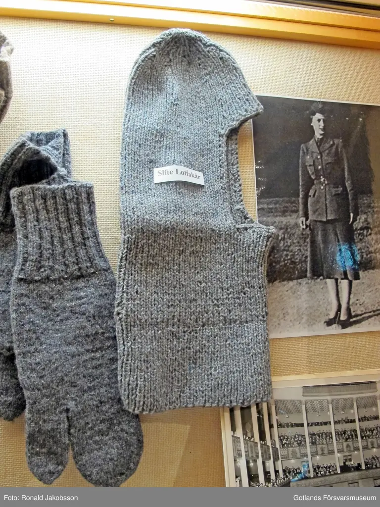 Stickade plagg, skänkta av lottor till de inkallade under beredskapen 1939-1945.