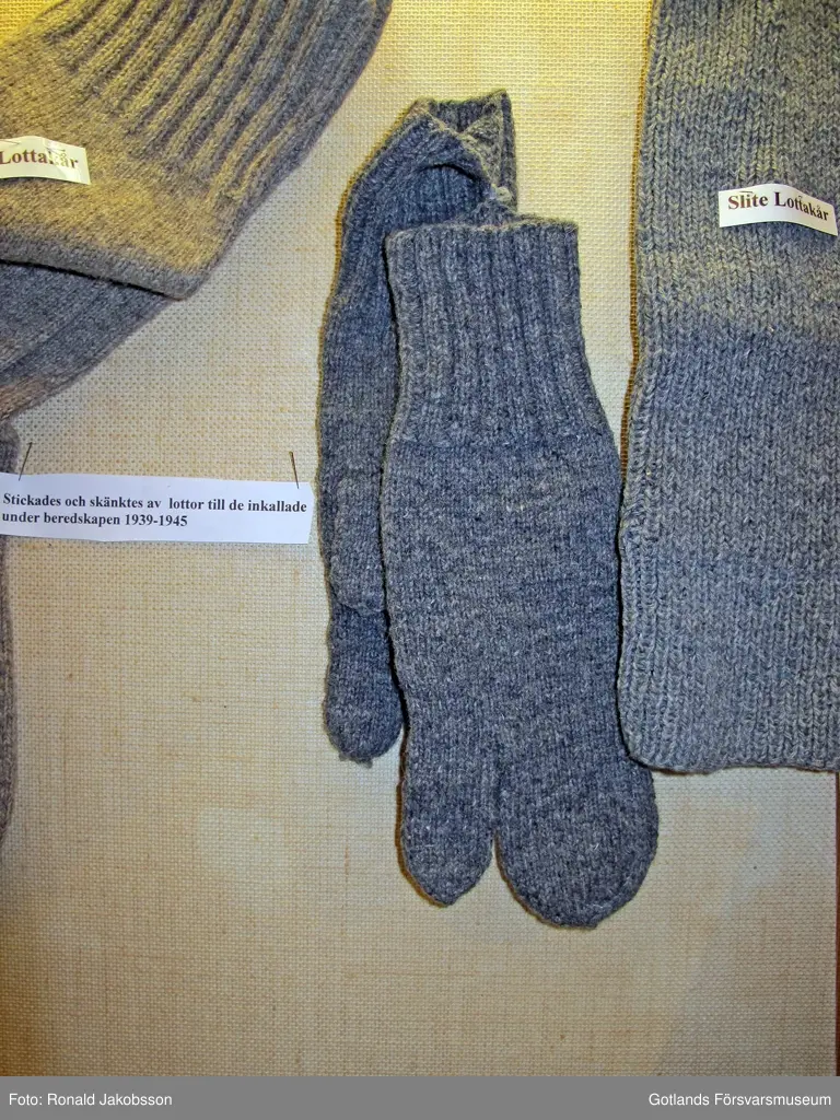 Stickade plagg, skänkta av lottor till de inkallade under beredskapen 1939-1945.