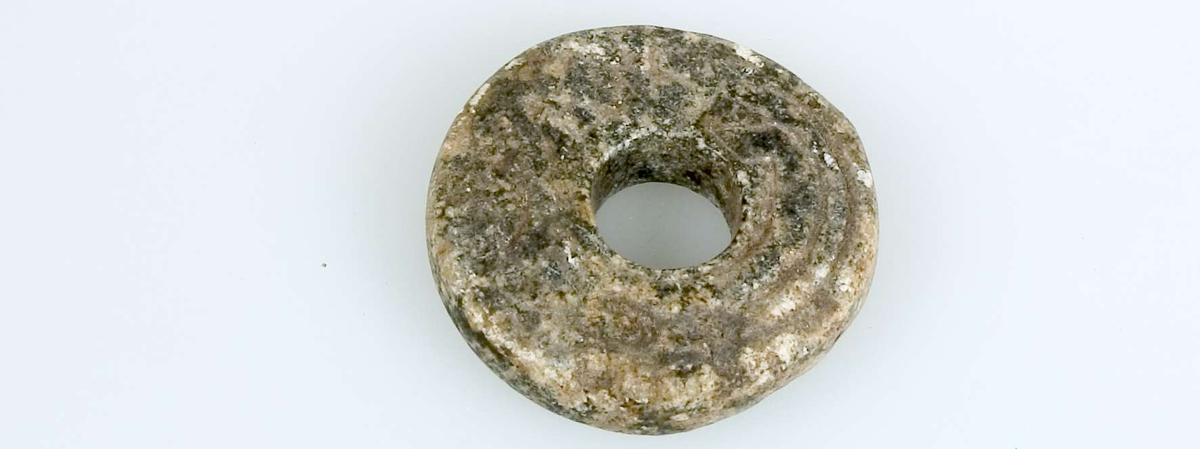 Åtta sländtrissor av sten, dekorerade. Diameter 3,6-5 cm. Tjocklek 0,7-1,6 cm.