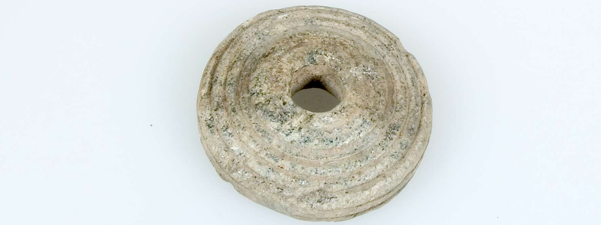 Åtta sländtrissor av sten, dekorerade. Diameter 3,6-5 cm. Tjocklek 0,7-1,6 cm.