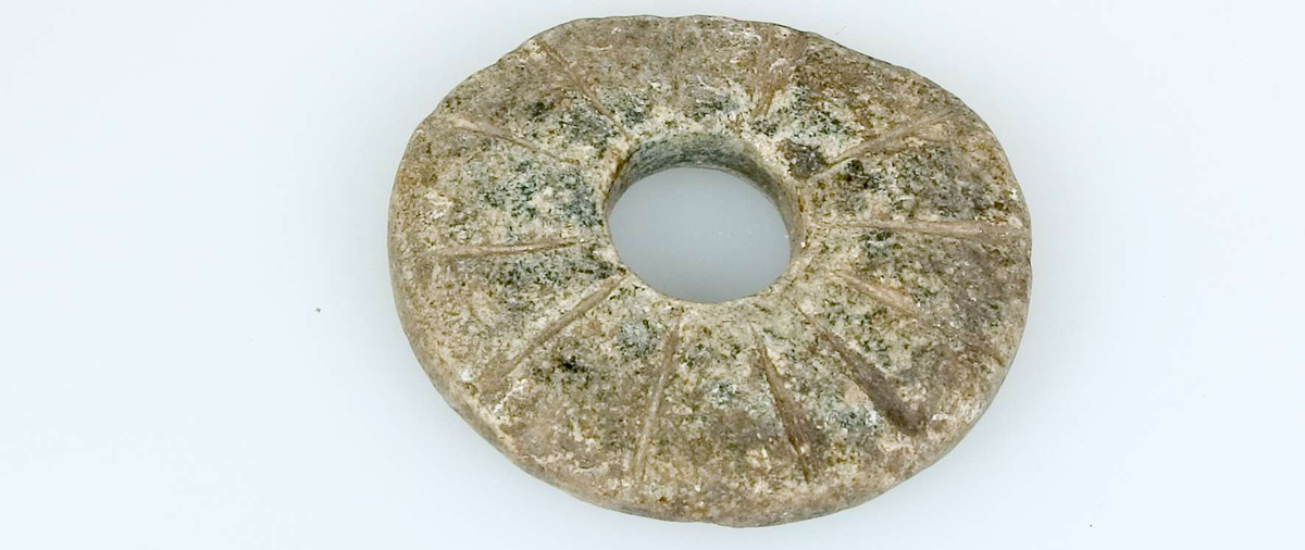 Åtta sländtrissor av sten, dekorerade. Diameter 3,6-5 cm. Tjocklek 0,7-1,6 cm.