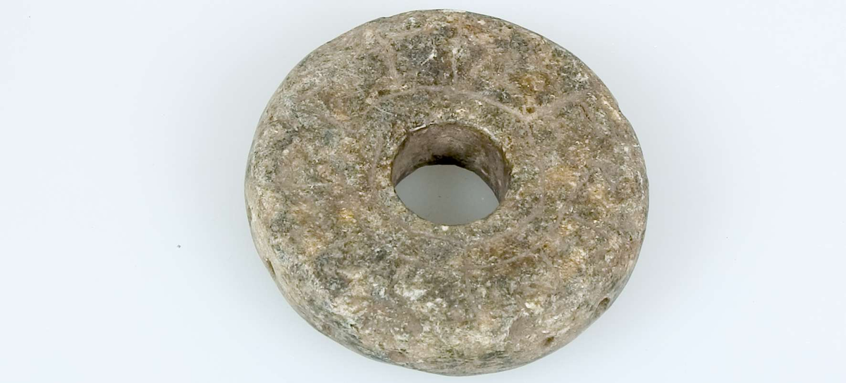 Åtta sländtrissor av sten, dekorerade. Diameter 3,6-5 cm. Tjocklek 0,7-1,6 cm.