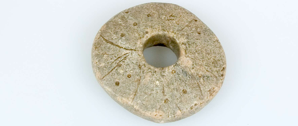 Åtta sländtrissor av sten, dekorerade. Diameter 3,6-5 cm. Tjocklek 0,7-1,6 cm.