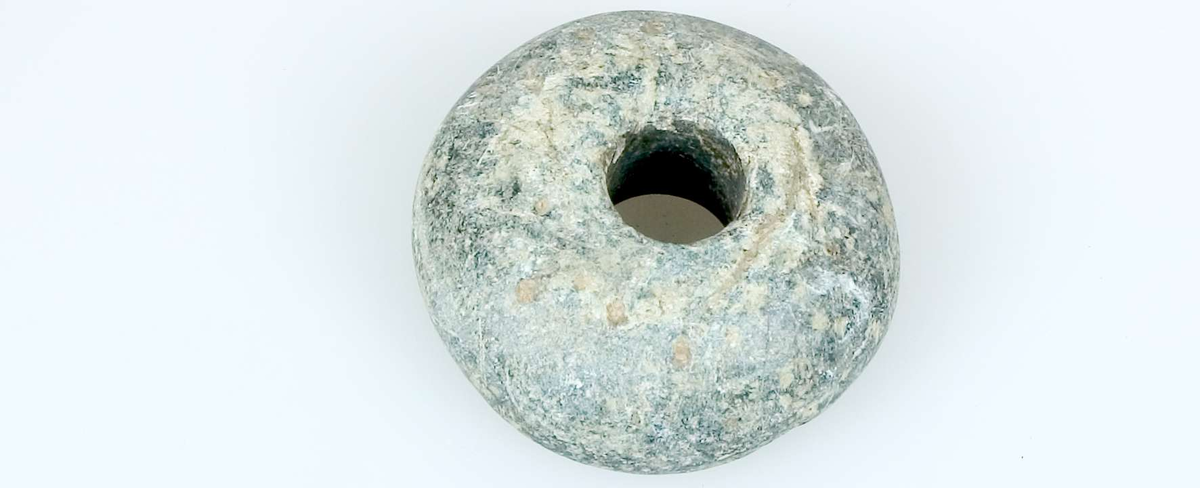 Åtta sländtrissor av sten, dekorerade. Diameter 3,6-5 cm. Tjocklek 0,7-1,6 cm.