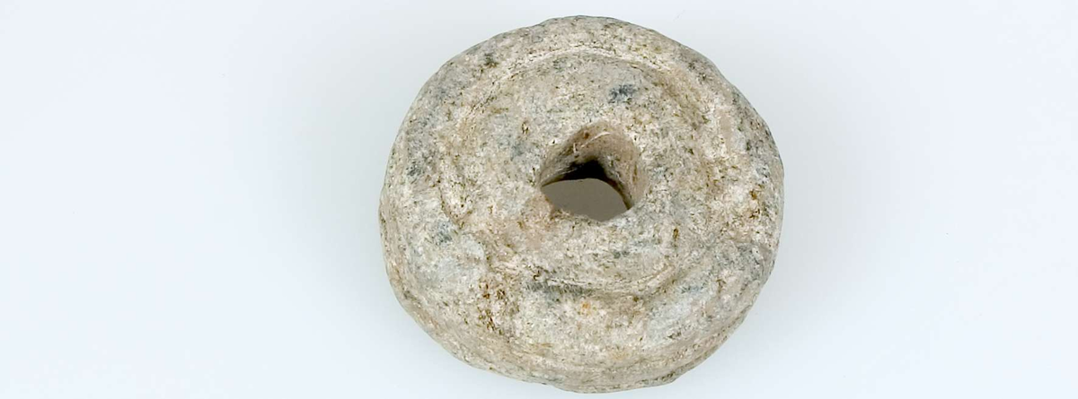 Åtta sländtrissor av sten, dekorerade. Diameter 3,6-5 cm. Tjocklek 0,7-1,6 cm.