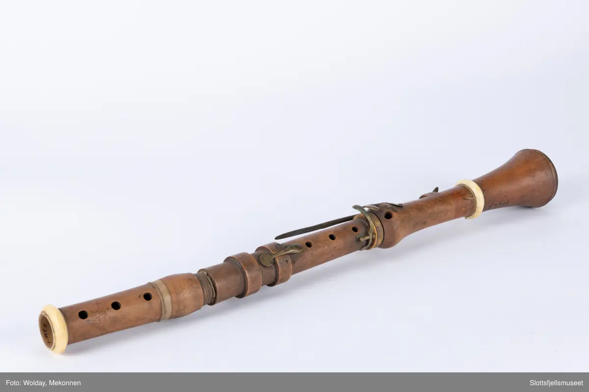 Klarinett med 13 hull og 6 klaffer.