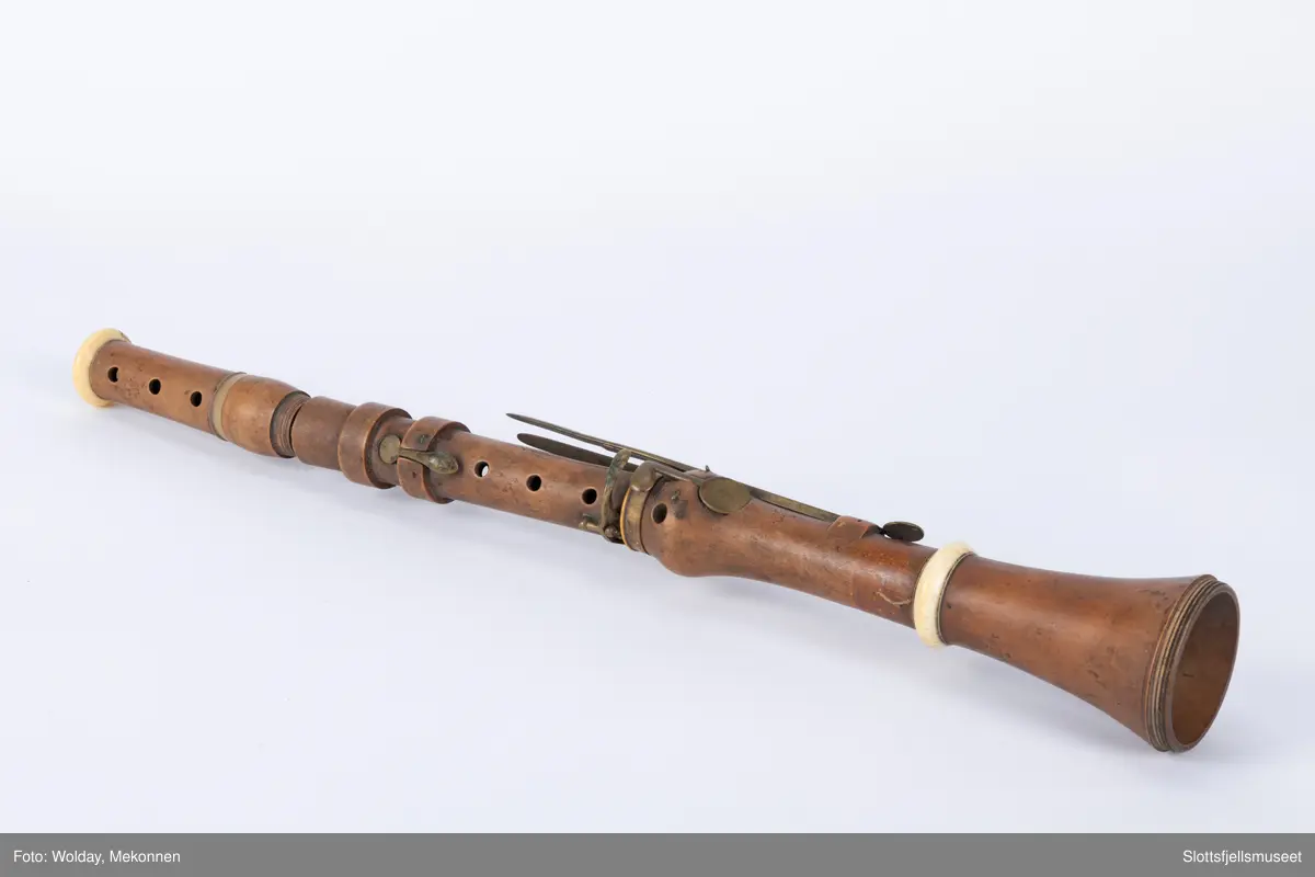 Klarinett med 13 hull og 6 klaffer.