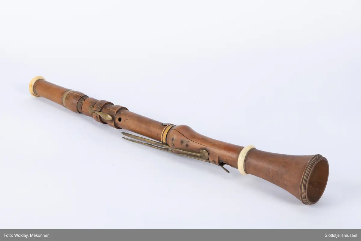 Klarinett med 13 hull og 6 klaffer.