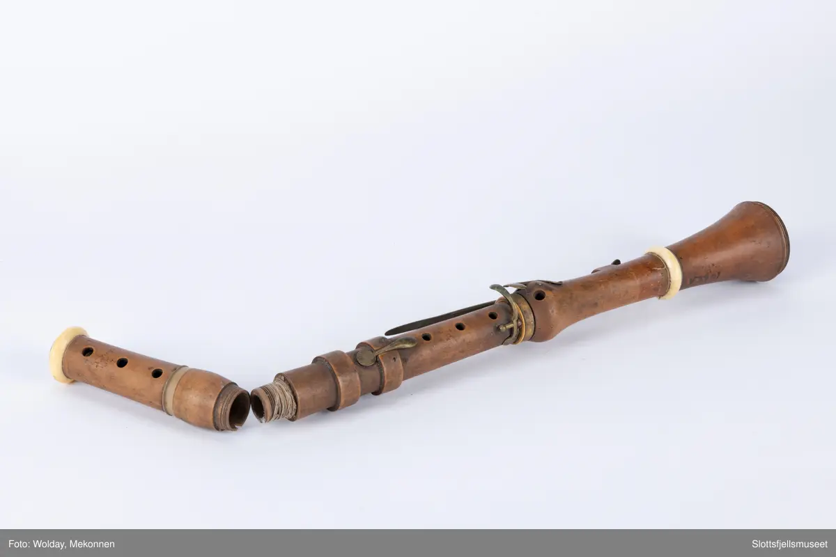 Klarinett med 13 hull og 6 klaffer.