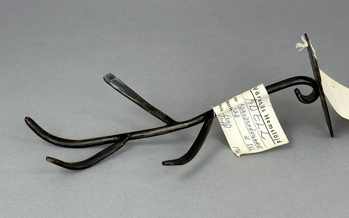 Smyckehängare av svartbränt järn.