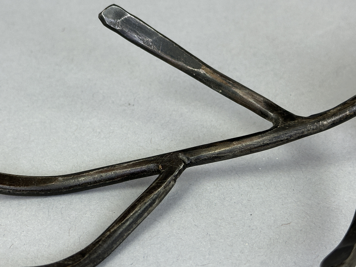 Smyckehängare av svartbränt järn.