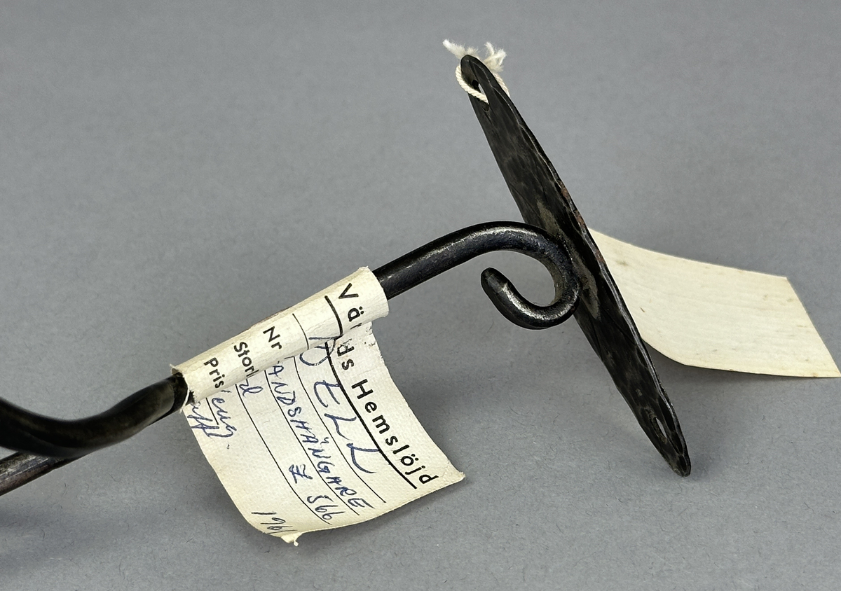 Smyckehängare av svartbränt järn.