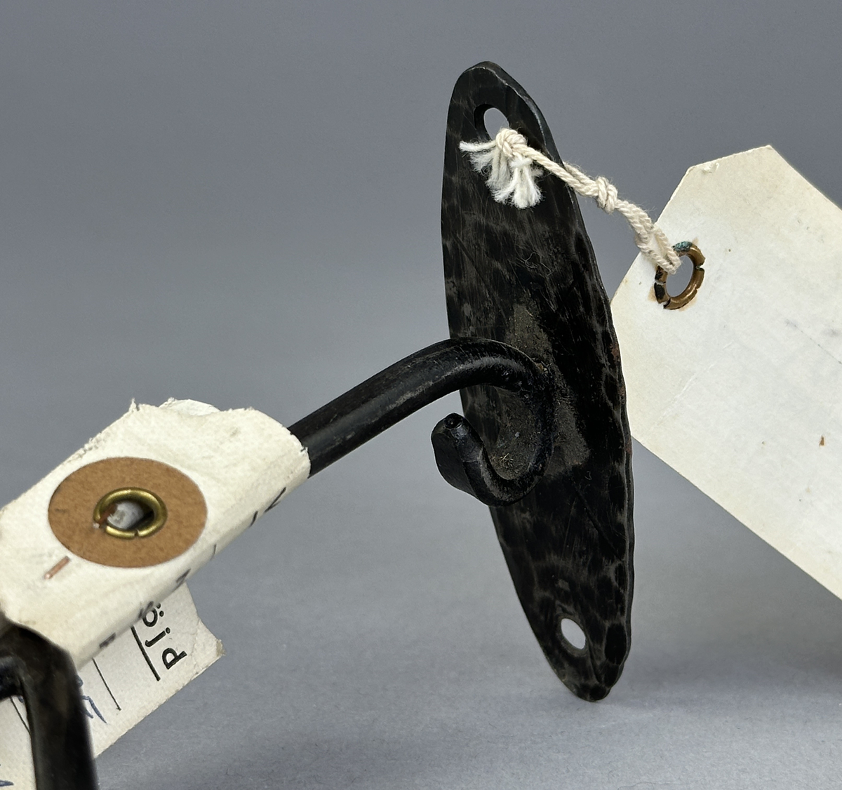 Smyckehängare av svartbränt järn.